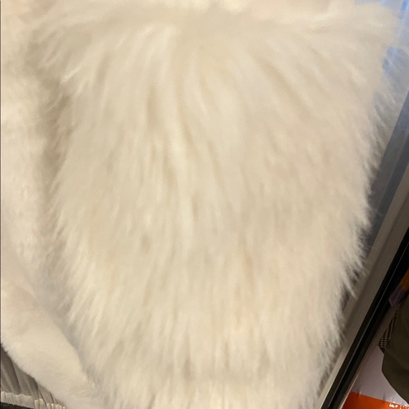 Luxurious White Faux Fur Coat - Picture 9 of 16